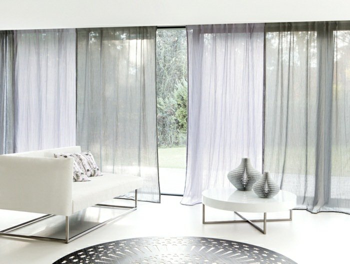 déco de salon marocain moderne en rideau fin blanc