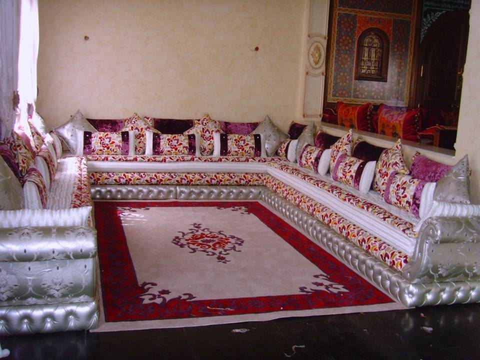 salon marocain avec magnifique tapis