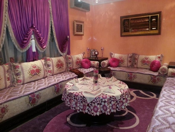 salon marocain en tapis de même couleur du tissu du salon
